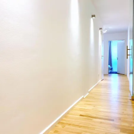 Moderne Mit Bodentiefer Dusche, Waschmaschine Und Kueche - 