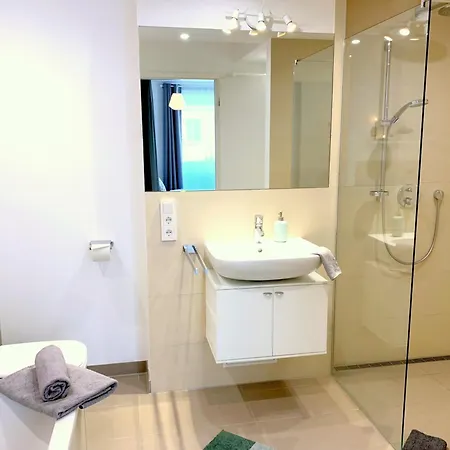 Apartment Moderne Mit Bodentiefer Dusche, Waschmaschine Und Kueche - 