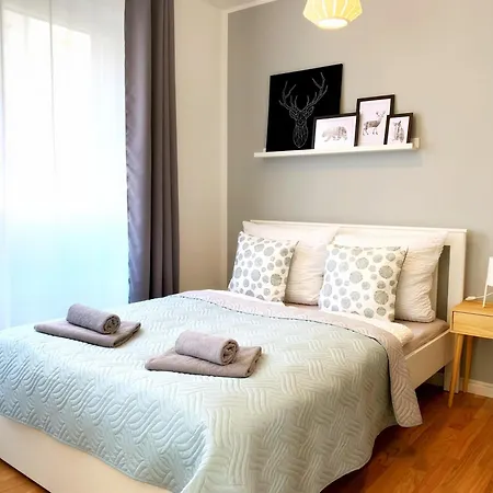 Moderne Mit Bodentiefer Dusche, Waschmaschine Und Kueche - 